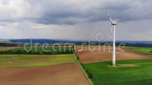 清洁生态能源风力发电厂无人驾驶飞机的鸟瞰图视频的预览图