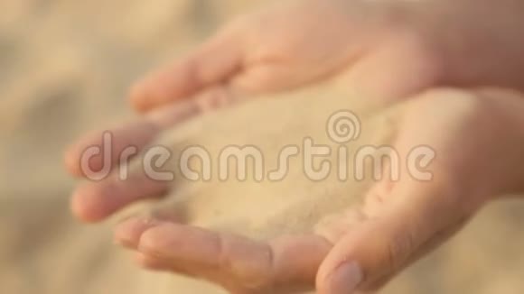 从女人手里倒沙子视频的预览图