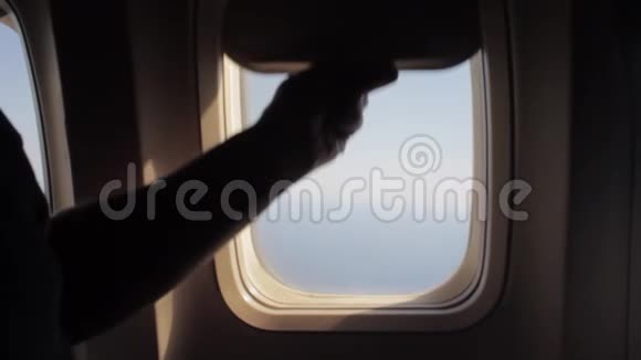 人打开一扇飞机窗户在空中旅行时向外看很开心一起乘飞机旅行的人旅游概念视频的预览图
