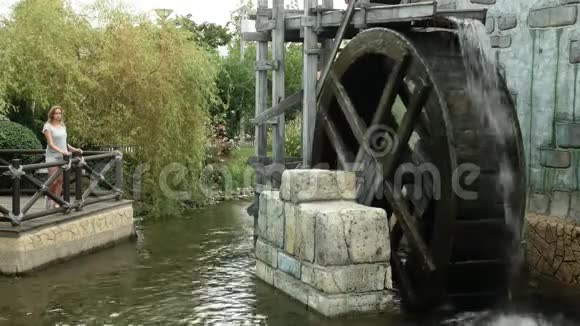 水磨的大木轮旋转抽水4k视频的预览图