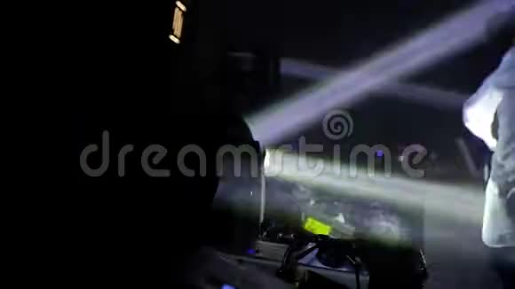 舞台灯光效果在黑暗中特写高清视频视频的预览图