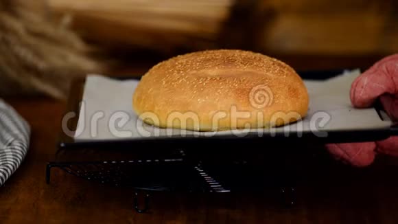 来自烤箱的新鲜烘焙面包视频的预览图
