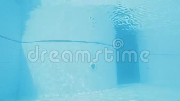 两个穿着白色比基尼的漂亮女孩在水下欢快地游泳视频的预览图