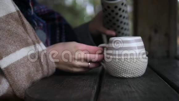 秋天在大自然中用杯子喝茶的女孩视频的预览图