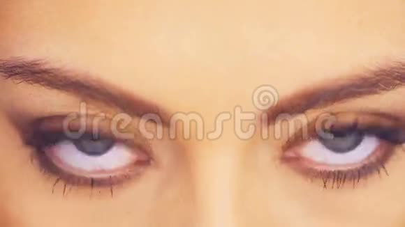 一个漂亮女人的蓝眼睛视频的预览图
