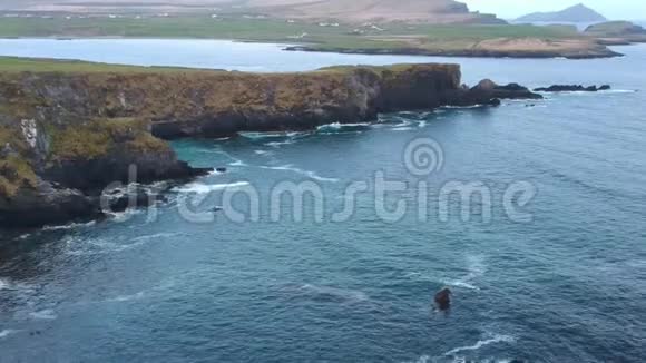 在瓦尔缺席岛飞越爱尔兰西海岸视频的预览图