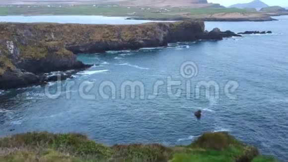 在瓦尔缺席岛飞越爱尔兰西海岸视频的预览图