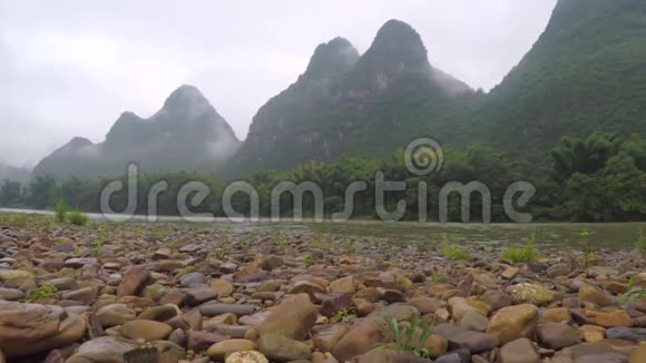 桂林依龙河一带的卵石滩视频的预览图