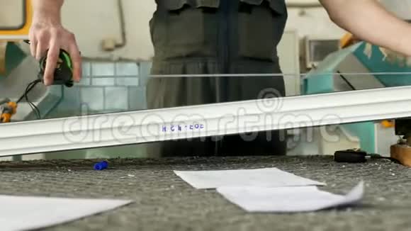 生产和制造pvc窗一名男性工人正在测量pvc型材并用记号笔标记视频的预览图