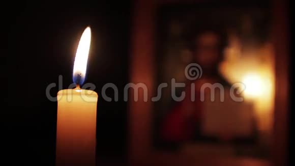 图标背景上的蜡烛视频的预览图