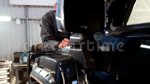 汽车修理滑头机械员视频的预览图