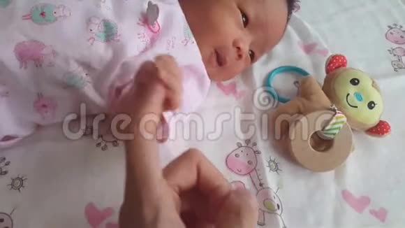 一位新父亲第一次握住他刚出生的婴儿手家长牵着新生儿的手手拉手父母视频的预览图