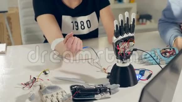 网络空间中的运动跟踪女性手势与创新的机器人手臂制造在3D打印机视频的预览图