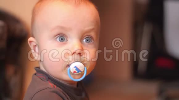 可爱的小宝宝用灰色的大眼睛愤怒地看着相机开始微笑视频的预览图