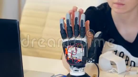人和机器人会议女性触摸现代机器人手人际关系概念视频的预览图