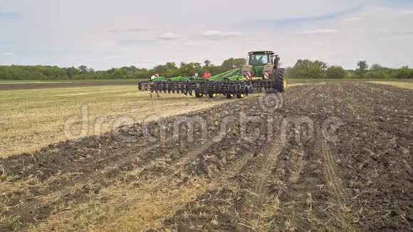 农用拖拉机驾驶阿拉龙农业田农业设备视频的预览图