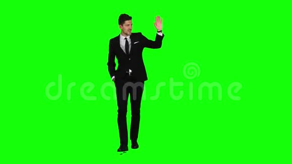 那家伙走在街上把手伸进口袋挥了挥手绿色屏幕视频的预览图