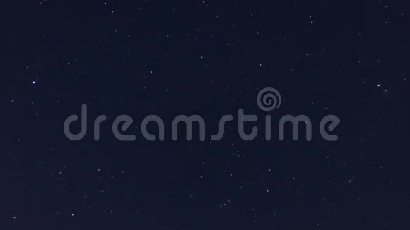 天空中星星的4K时间流逝美丽的夜晚闪烁的照明弹巴厘岛视频的预览图