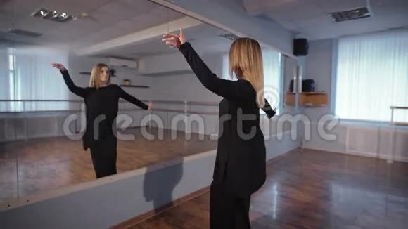 经过一天艰苦的工作成年妇女正在工作室的镜子前跳舞普通家庭主妇的爱好视频的预览图