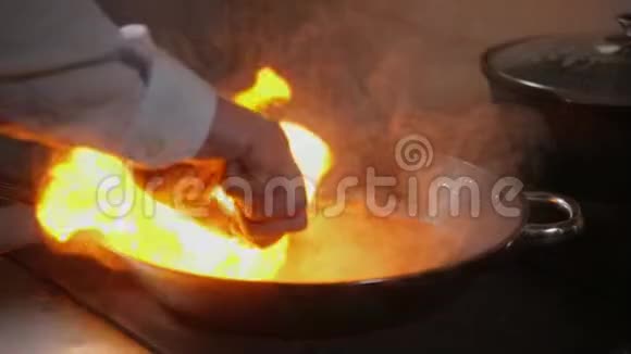 烤羊肉排骨在煎锅里用火煮专业厨师在商业厨房烹饪人煎视频的预览图