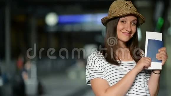 夏帽迷人的年轻女子在机场坐飞机时带着机票和护照真是太高兴了视频的预览图