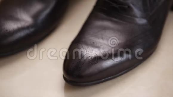优质黑色皮革商务男鞋配对视频的预览图