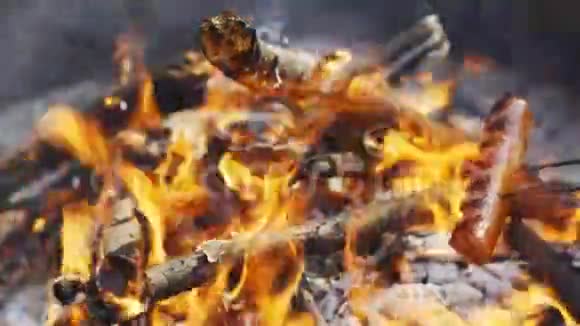 在森林的篝火上烤的美味香肠视频的预览图