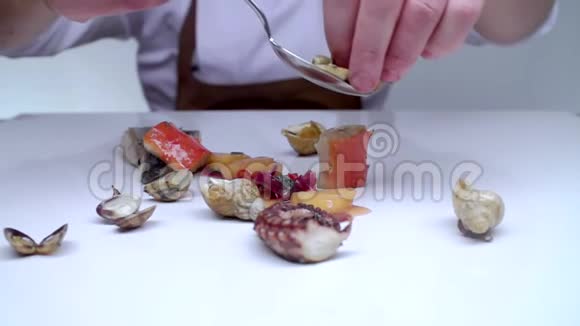 厨师小心翼翼地把贻贝放在一张白色的桌子上视频的预览图