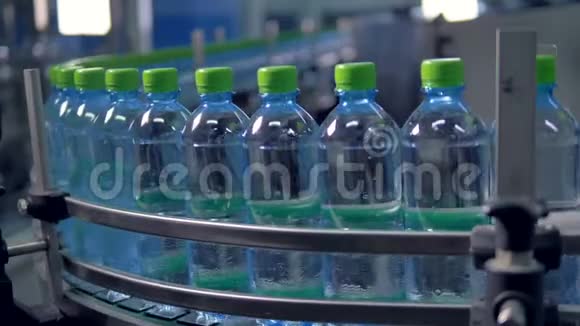 一条输送线沉重地移动着装满水的塑料瓶视频的预览图