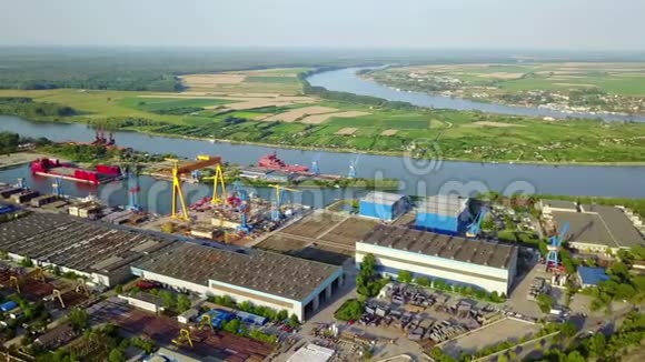 多瑙河上的造船厂视频的预览图