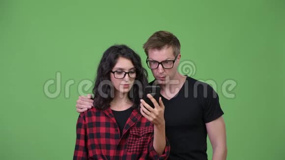 一对年轻夫妇用电话看起来很震惊视频的预览图