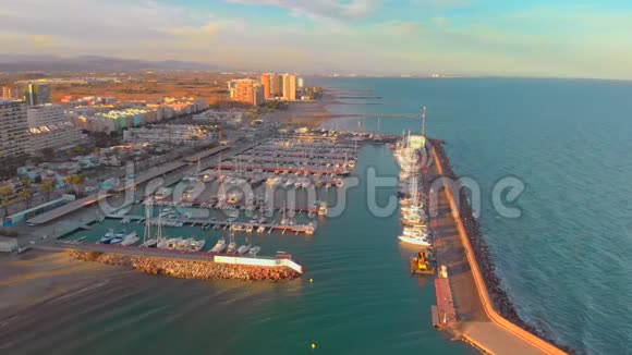 港口船只的鸟瞰图后面有城市建筑视频的预览图