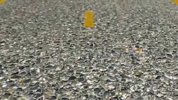 靠近带有标记条的沥青道路沥青的特写动画视频的预览图
