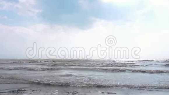 波罗的海海岸在阳光明媚的秋日录像秋天的海浪景色视频的预览图