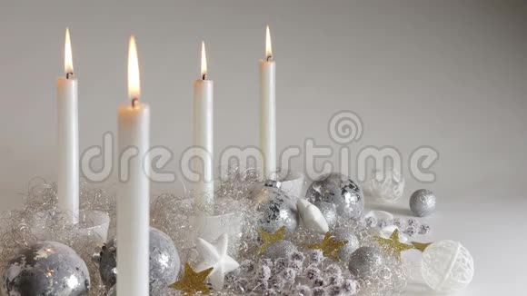 四盏银烛灯装饰着喜庆的彩球和闪耀的天使头发视频的预览图