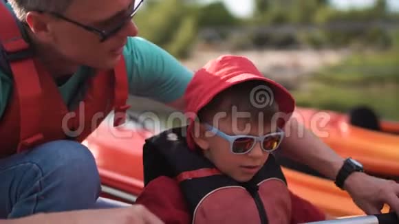 父亲教儿子如何划船视频的预览图