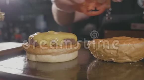 厨师的手准备了一个汉堡里面有牛肉升盘和奶酪视频的预览图