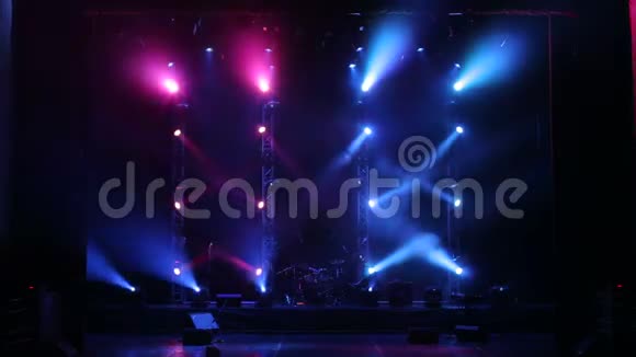许多聚光灯用雾照亮了音乐会的舞台视频的预览图