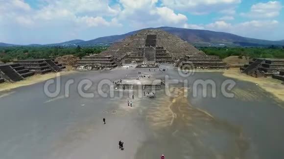 月金字塔的鸟瞰图视频的预览图