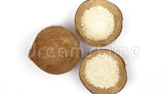 一个完整的椰子和两个一半薄片在白色背景上旋转可循环无缝视频的预览图