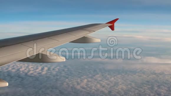 在云的客机机翼下视频的预览图