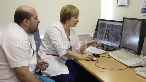 两位医生讨论了计算机断层扫描的结果视频的预览图