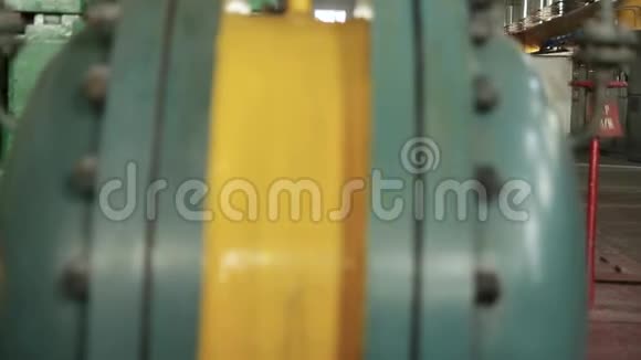 苏联机械厂生产发动机场景有设备的旧苏联工厂视频的预览图