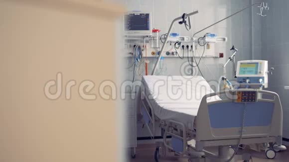 为一人提供一个带床和设备的医院病房视频的预览图