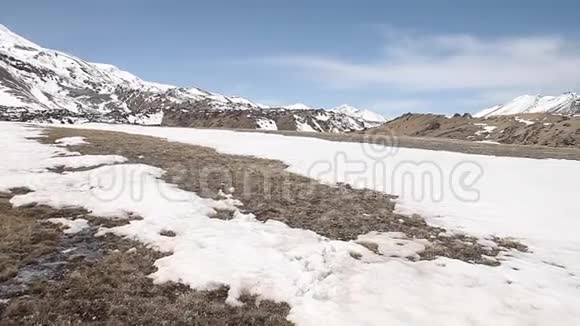 群山中山谷的全景视频的预览图