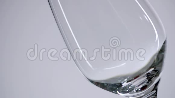 透明液体充满酒杯视频的预览图