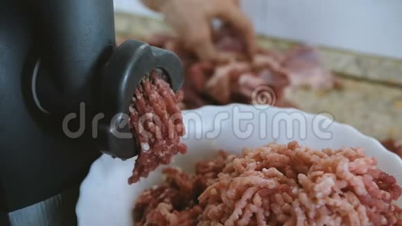 通过电动肉夹特写牛肉猪肉和洋葱慢动作视频的预览图