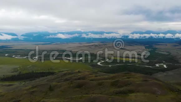 库雷草原楚亚河上空的空中录像视频的预览图