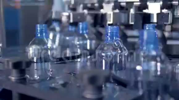 工厂生产线内快速移动PET瓶4K视频的预览图