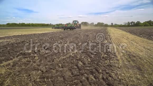 农业拖拉机沿着农田行驶田间农用拖拉机视频的预览图